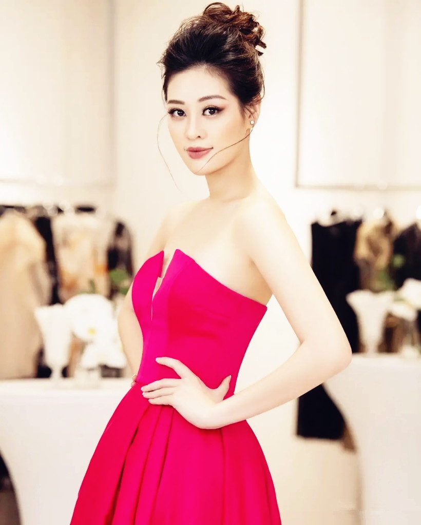 越南环球小姐冠军，高颜值好身材 穿礼服裙胸前“一线天”