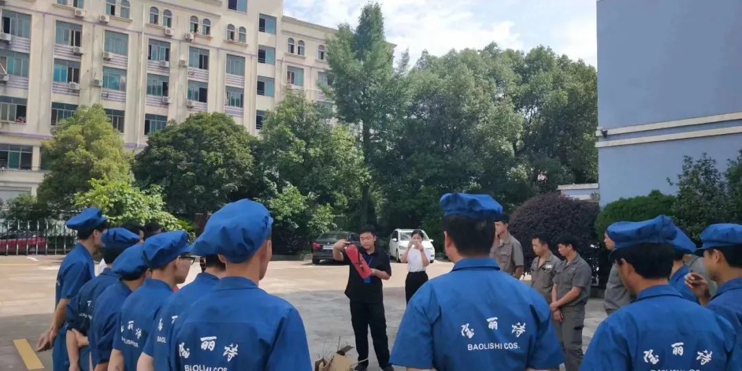 ▲2018年9月,在做消防中控员的李永春(图中)为工厂员工做消防知识培训。受访者供图