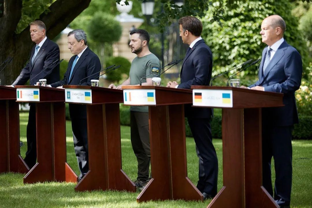 欧洲四国领导人组团到访乌克兰却被这张照片抢了镜