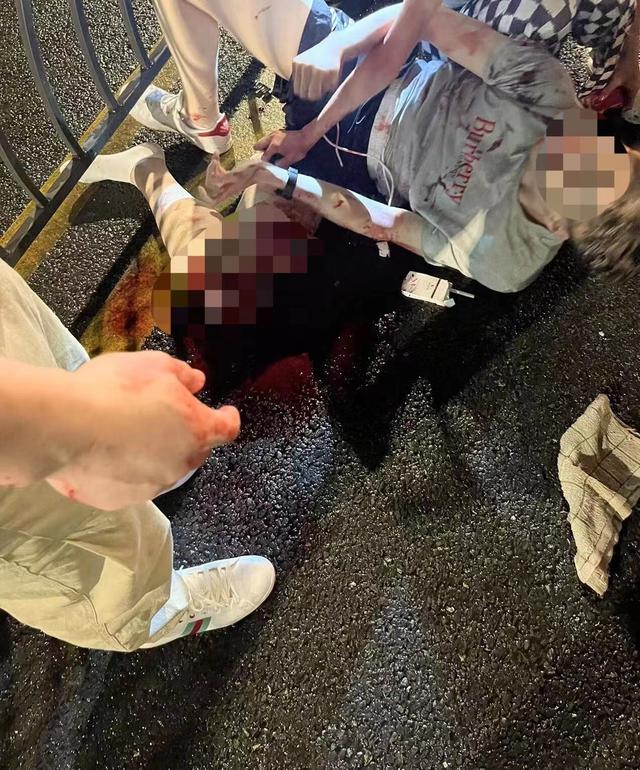 小伙遇车祸重伤奄奄一息4名武汉大学医学生见义勇为成功挽救生命休闲区蓝鸢梦想 - Www.slyday.coM 小伙遇车祸重伤奄奄一息4名武汉大学医学生见义勇为成功挽救生命休闲区蓝鸢梦想 - Www.slyday.coM