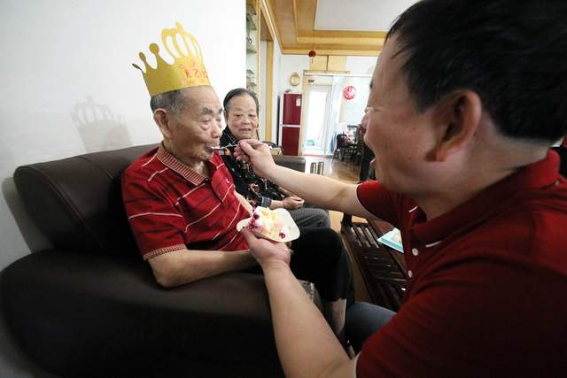 安徽芜湖：父亲节到了！志愿者为九旬老人送祝福，为孝心大哥点赞