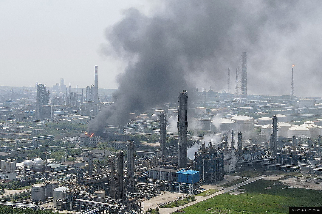 直击上海石化火灾现场:已致一人死亡 火势已得到控制休闲区蓝鸢梦想 - Www.slyday.coM 直击上海石化火灾现场:已致一人死亡 火势已得到控制休闲区蓝鸢梦想 - Www.slyday.coM