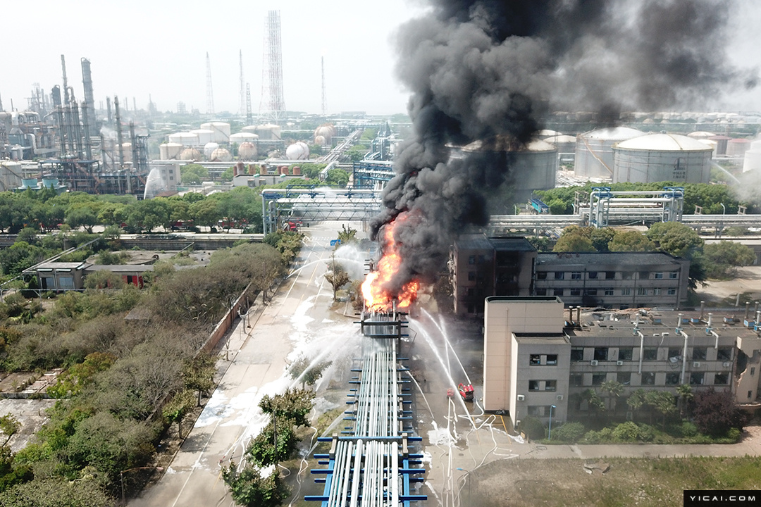 直击上海石化火灾现场:已致一人死亡 火势已得到控制休闲区蓝鸢梦想 - Www.slyday.coM 直击上海石化火灾现场:已致一人死亡 火势已得到控制休闲区蓝鸢梦想 - Www.slyday.coM