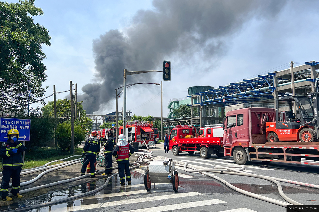 直击上海石化火灾现场:已致一人死亡 火势已得到控制休闲区蓝鸢梦想 - Www.slyday.coM 直击上海石化火灾现场:已致一人死亡 火势已得到控制休闲区蓝鸢梦想 - Www.slyday.coM