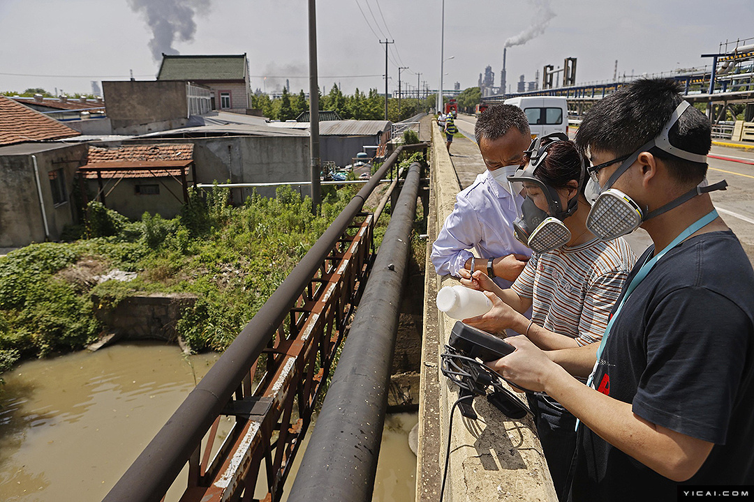 直击上海石化火灾现场:已致一人死亡 火势已得到控制休闲区蓝鸢梦想 - Www.slyday.coM 直击上海石化火灾现场:已致一人死亡 火势已得到控制休闲区蓝鸢梦想 - Www.slyday.coM