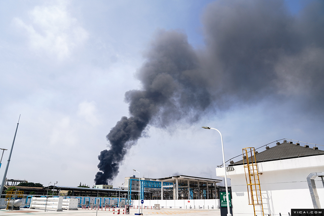 直击上海石化火灾现场:已致一人死亡 火势已得到控制休闲区蓝鸢梦想 - Www.slyday.coM 直击上海石化火灾现场:已致一人死亡 火势已得到控制休闲区蓝鸢梦想 - Www.slyday.coM