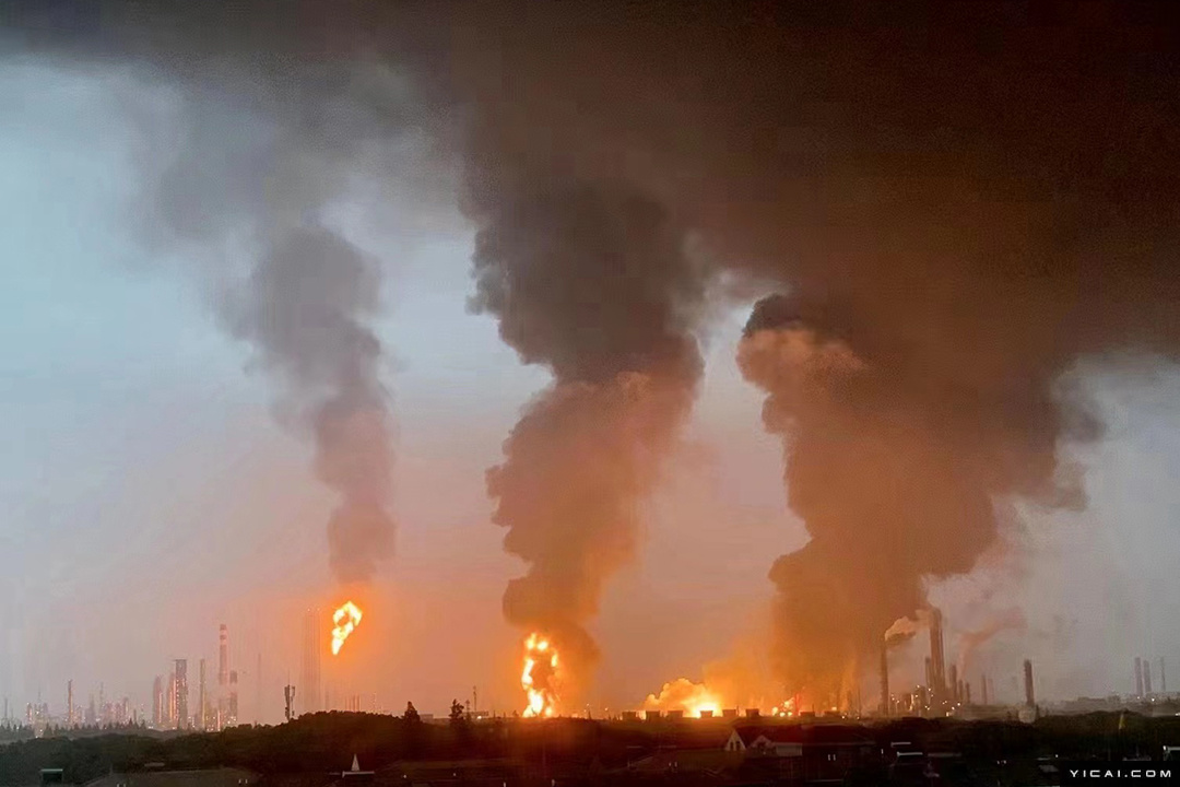 直击上海石化火灾现场:已致一人死亡 火势已得到控制休闲区蓝鸢梦想 - Www.slyday.coM 直击上海石化火灾现场:已致一人死亡 火势已得到控制休闲区蓝鸢梦想 - Www.slyday.coM