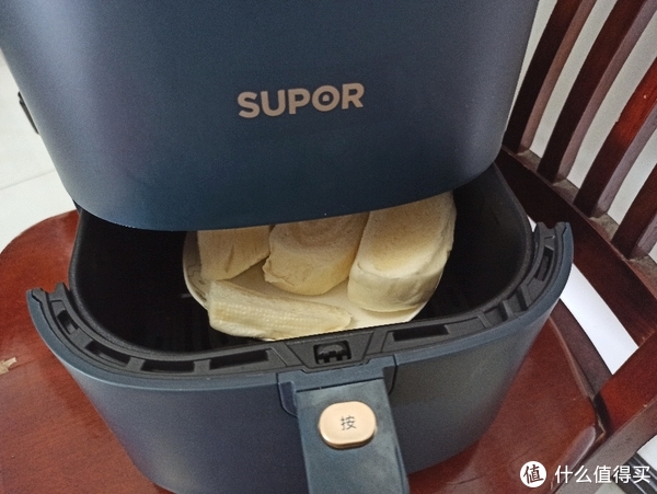 买了空气炸锅就要经常用,周末在家用刚买的空气炸锅烤馒头。休闲区蓝鸢梦想 - Www.slyday.coM 买了空气炸锅就要经常用,周末在家用刚买的空气炸锅烤馒头。休闲区蓝鸢梦想 - Www.slyday.coM