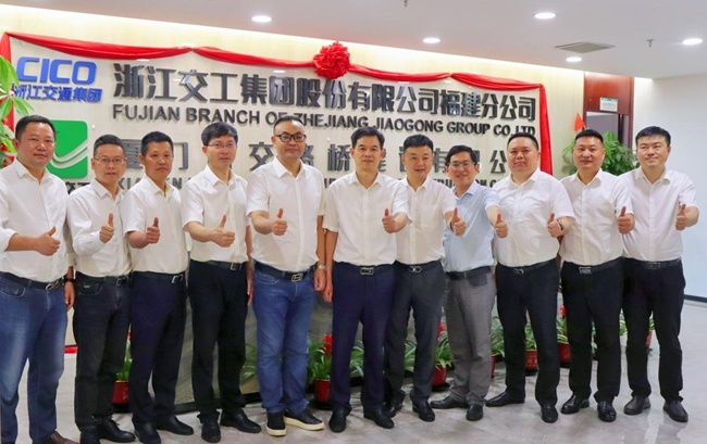 交工集团党委委员,副总经理江锋,交工集团市场经营部总经理邵德良,交