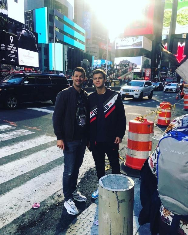 狗血!45岁巴拉克与已故儿子的21岁嫩模朋友约会 公开拥吻不避讳休闲区蓝鸢梦想 - Www.slyday.coM 狗血!45岁巴拉克与已故儿子的21岁嫩模朋友约会 公开拥吻不避讳休闲区蓝鸢梦想 - Www.slyday.coM