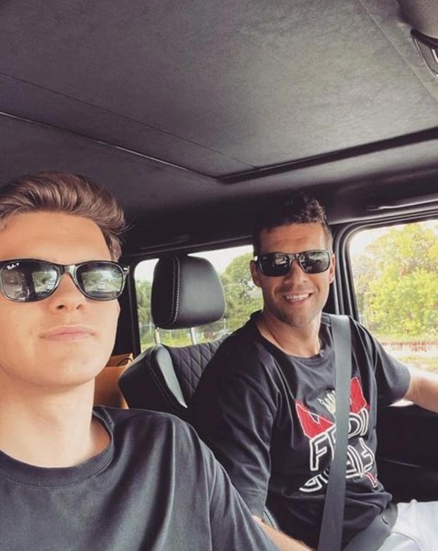 狗血!45岁巴拉克与已故儿子的21岁嫩模朋友约会 公开拥吻不避讳休闲区蓝鸢梦想 - Www.slyday.coM 狗血!45岁巴拉克与已故儿子的21岁嫩模朋友约会 公开拥吻不避讳休闲区蓝鸢梦想 - Www.slyday.coM