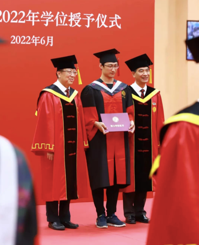 北大党委书记郝平（左）、北大校长龚旗煌（右）与毕业生（中）合影。