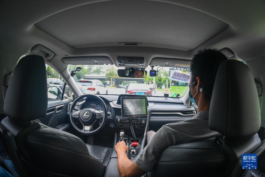 　　一辆由小马智行运营的自动驾驶出租车行驶在广州南沙道路上（6月15日摄）。新华社记者刘大伟摄