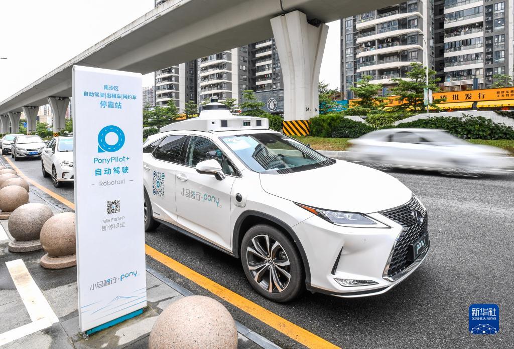 　　一辆由小马智行运营的自动驾驶出租车，在广州南沙一个自动驾驶停靠站等待乘客（6月15日摄）。新华社记者刘大伟摄