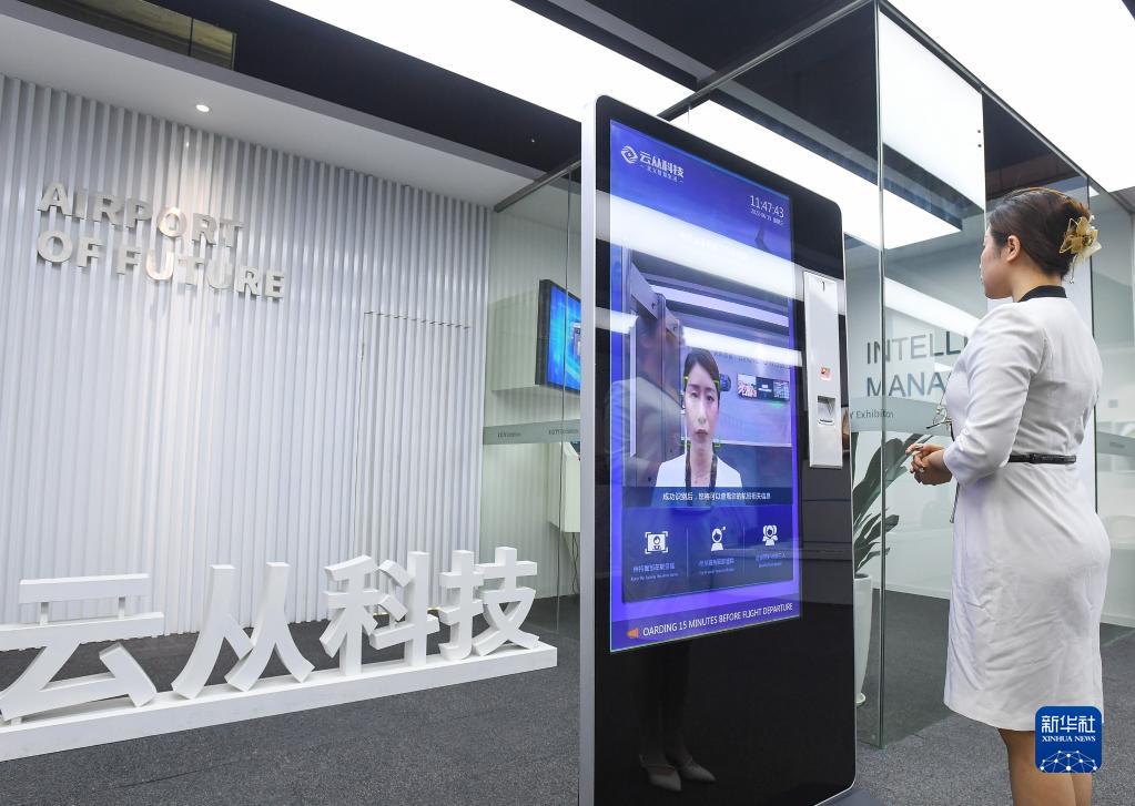　　工作人员在南沙云从科技展厅演示“智慧航显”应用场景（6月15日摄）。新华社记者刘大伟摄