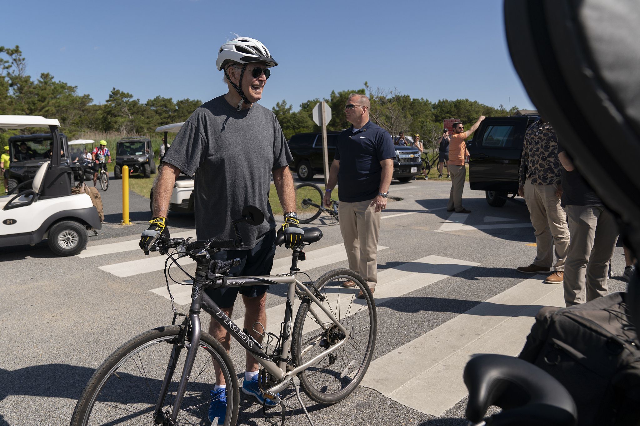 Biden takes spill while getting off bike after beach ride - WTOP News