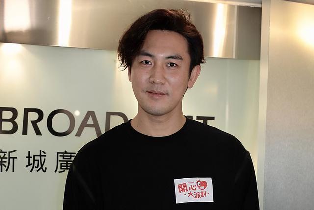 三代同堂庆父亲节!TVB视帝遭爸爸训话,一句话令其从严父变慈父休闲区蓝鸢梦想 - Www.slyday.coM 三代同堂庆父亲节!TVB视帝遭爸爸训话,一句话令其从严父变慈父休闲区蓝鸢梦想 - Www.slyday.coM