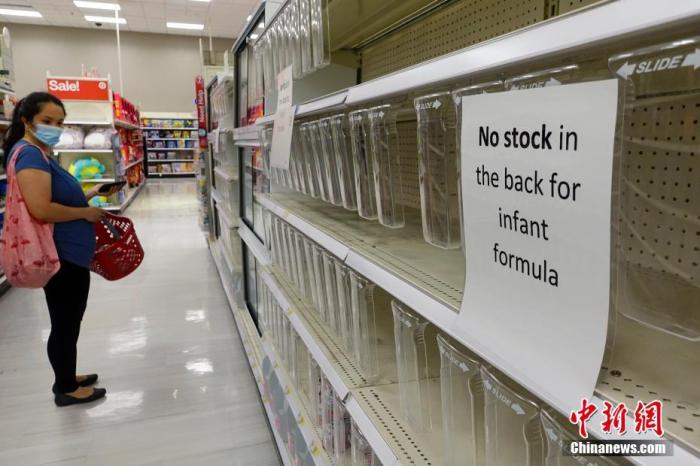当地时间5月23日，美国纽约一家大型超市空置的货架上贴着“婴幼儿配方奶粉无库存”告知单。 中新社记者 廖攀 摄