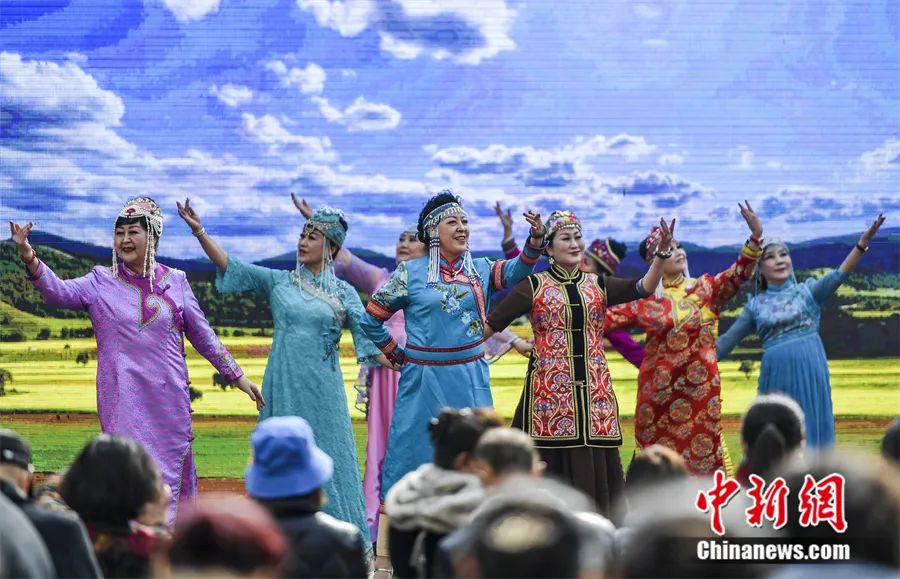 2022年3月8日,新疆乌鲁木齐市举办庆祝“三八”国际劳动妇女节活动。中新社记者 刘新 摄