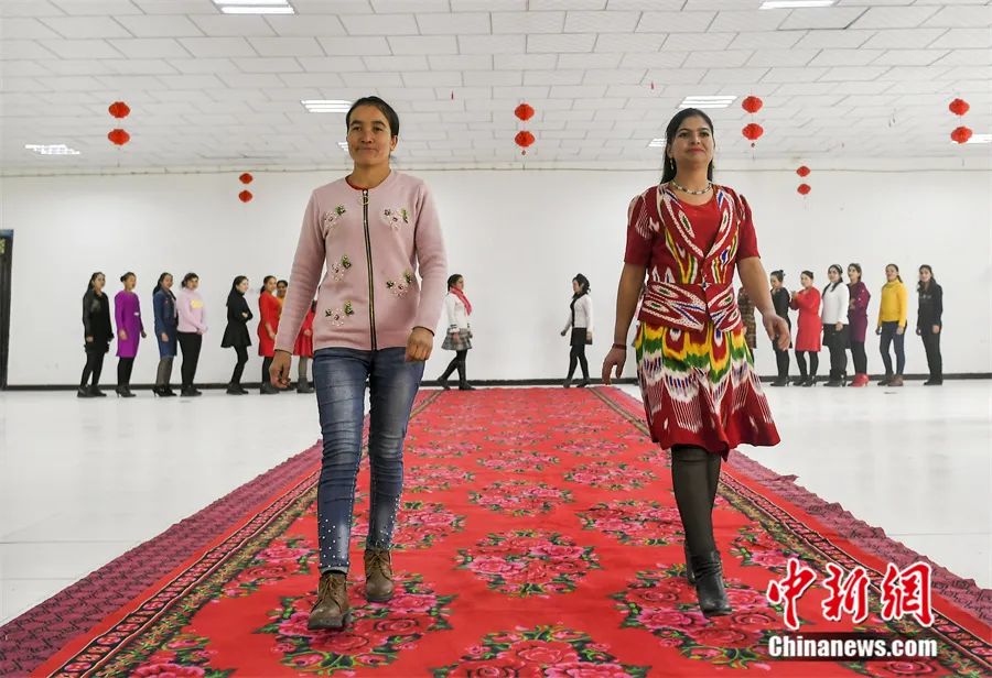 新疆英吉沙县萨罕乡阔坦村妇女模特队利用农闲时间练习红毯走秀。中新社记者 刘新 摄