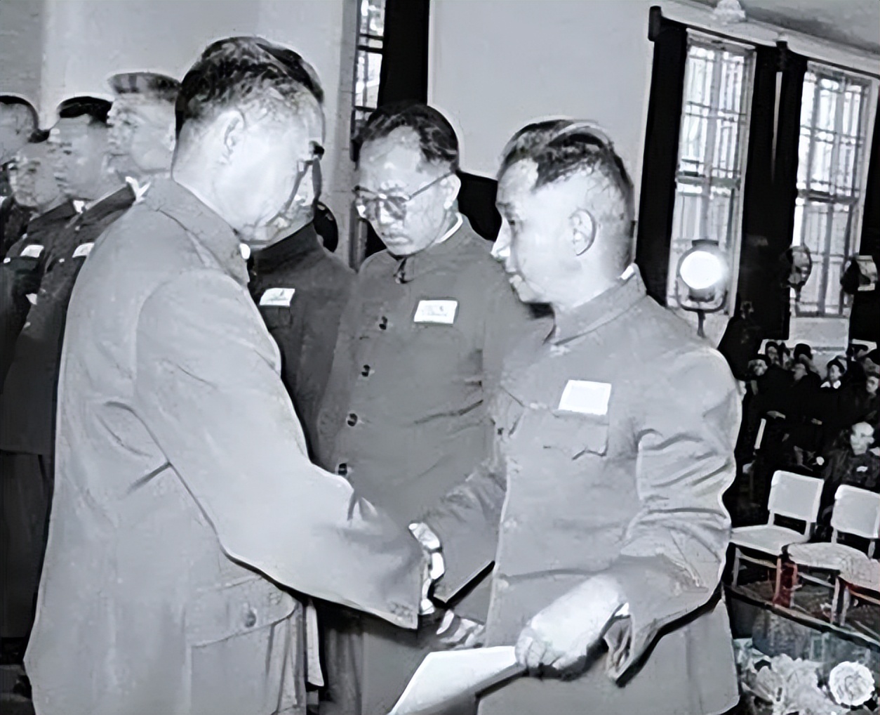 1955年授衔时,为什么先授大将,十大元帅反而排在最后|授衔|元帅|大将_新浪新闻