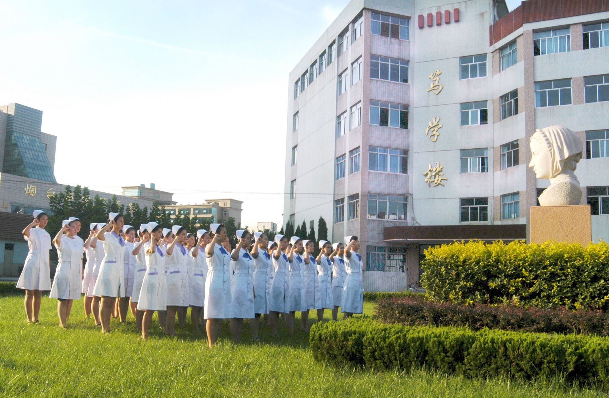烟台护校目前开设护理,智慧健康养老服务,老年人服务与管理三个专业