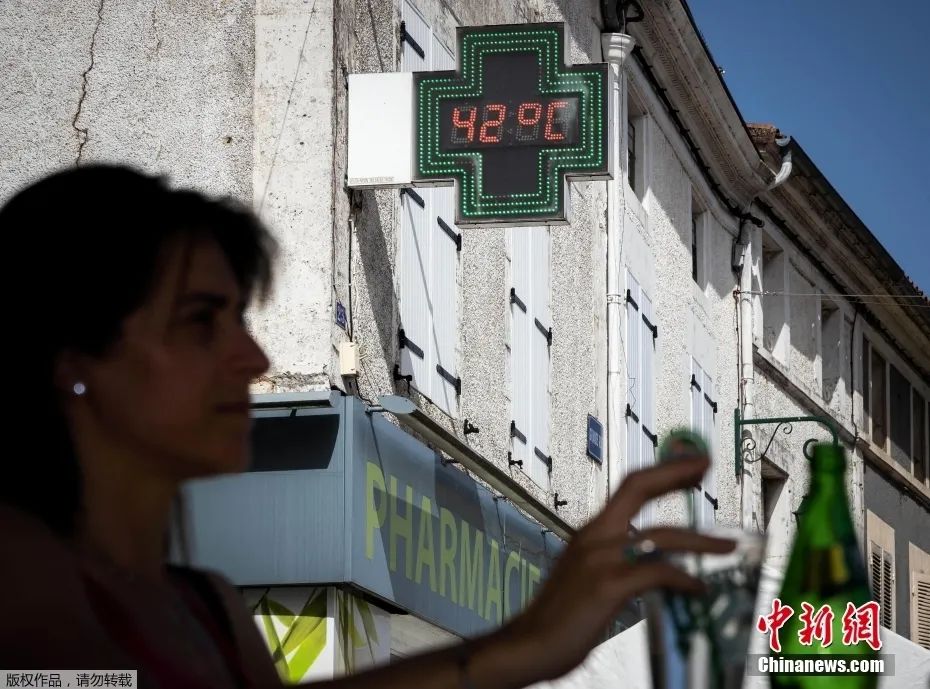 法国夏朗德省Aigre，室外温度计显示当地温度为42℃。
