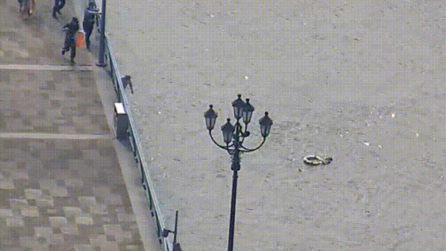 一件被鲜血染红的警服!女儿一句“爸爸是不是要死了”让妻子再也绷不住……休闲区蓝鸢梦想 - Www.slyday.coM 一件被鲜血染红的警服!女儿一句“爸爸是不是要死了”让妻子再也绷不住……休闲区蓝鸢梦想 - Www.slyday.coM