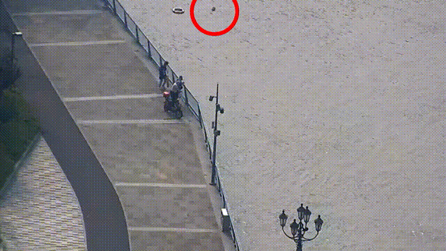 一件被鲜血染红的警服!女儿一句“爸爸是不是要死了”让妻子再也绷不住……休闲区蓝鸢梦想 - Www.slyday.coM 一件被鲜血染红的警服!女儿一句“爸爸是不是要死了”让妻子再也绷不住……休闲区蓝鸢梦想 - Www.slyday.coM