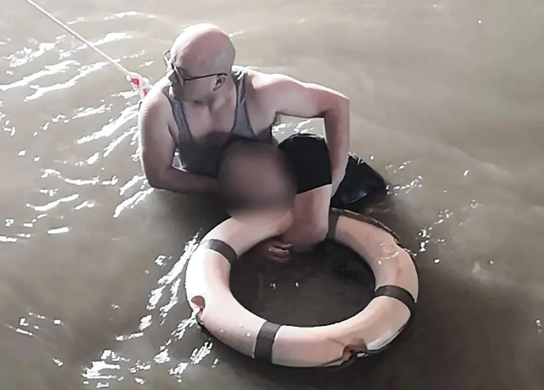 一件被鲜血染红的警服!女儿一句“爸爸是不是要死了”让妻子再也绷不住……休闲区蓝鸢梦想 - Www.slyday.coM 一件被鲜血染红的警服!女儿一句“爸爸是不是要死了”让妻子再也绷不住……休闲区蓝鸢梦想 - Www.slyday.coM