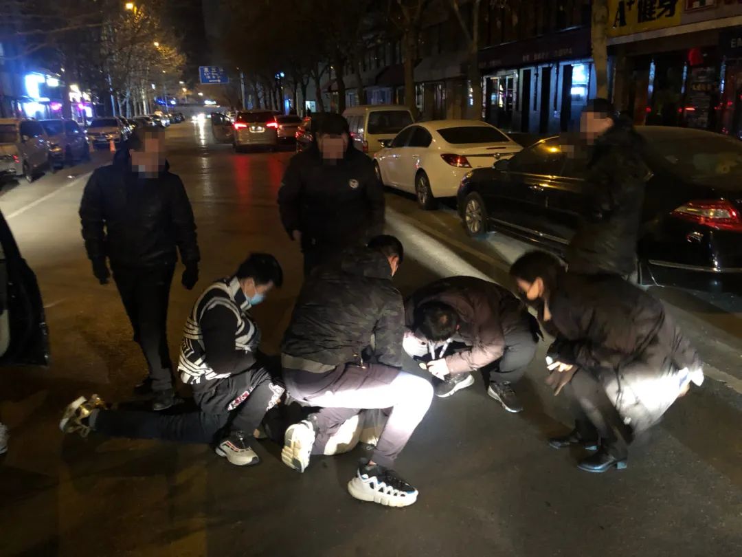 一件被鲜血染红的警服!女儿一句“爸爸是不是要死了”让妻子再也绷不住……休闲区蓝鸢梦想 - Www.slyday.coM 一件被鲜血染红的警服!女儿一句“爸爸是不是要死了”让妻子再也绷不住……休闲区蓝鸢梦想 - Www.slyday.coM