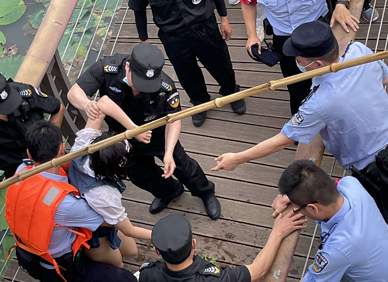 一件被鲜血染红的警服!女儿一句“爸爸是不是要死了”让妻子再也绷不住……休闲区蓝鸢梦想 - Www.slyday.coM 一件被鲜血染红的警服!女儿一句“爸爸是不是要死了”让妻子再也绷不住……休闲区蓝鸢梦想 - Www.slyday.coM