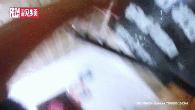 一件被鲜血染红的警服!女儿一句“爸爸是不是要死了”让妻子再也绷不住……休闲区蓝鸢梦想 - Www.slyday.coM 一件被鲜血染红的警服!女儿一句“爸爸是不是要死了”让妻子再也绷不住……休闲区蓝鸢梦想 - Www.slyday.coM