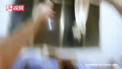 一件被鲜血染红的警服!女儿一句“爸爸是不是要死了”让妻子再也绷不住……休闲区蓝鸢梦想 - Www.slyday.coM 一件被鲜血染红的警服!女儿一句“爸爸是不是要死了”让妻子再也绷不住……休闲区蓝鸢梦想 - Www.slyday.coM