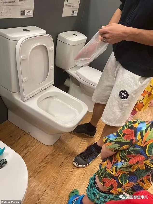 4岁男孩在家居店展品马桶里大便,爸爸被迫徒手捡出来…太社死啊!休闲区蓝鸢梦想 - Www.slyday.coM 4岁男孩在家居店展品马桶里大便,爸爸被迫徒手捡出来…太社死啊!休闲区蓝鸢梦想 - Www.slyday.coM