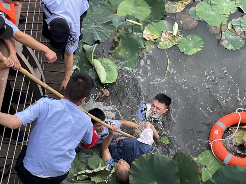 一件被鲜血染红的警服!女儿一句“爸爸是不是要死了”让妻子再也绷不住……休闲区蓝鸢梦想 - Www.slyday.coM 一件被鲜血染红的警服!女儿一句“爸爸是不是要死了”让妻子再也绷不住……休闲区蓝鸢梦想 - Www.slyday.coM