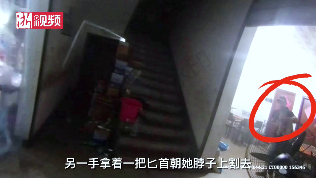 一件被鲜血染红的警服!女儿一句“爸爸是不是要死了”让妻子再也绷不住……休闲区蓝鸢梦想 - Www.slyday.coM 一件被鲜血染红的警服!女儿一句“爸爸是不是要死了”让妻子再也绷不住……休闲区蓝鸢梦想 - Www.slyday.coM
