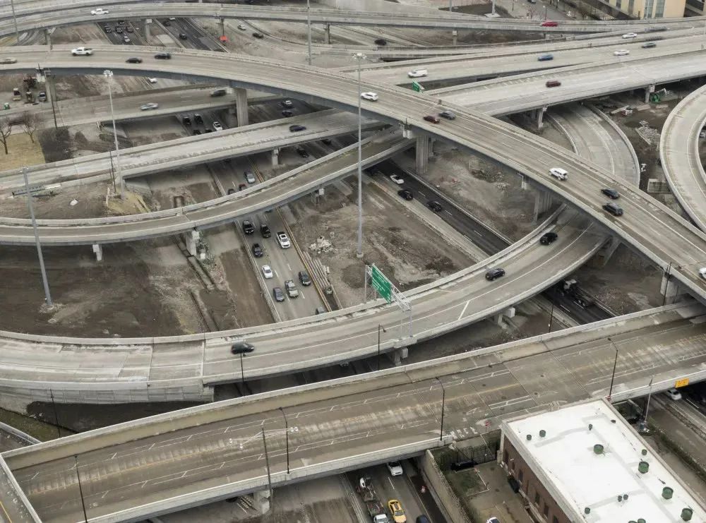 ▲当地时间2021年4月5日，无人机拍摄照片显示美国芝加哥丹·瑞安快速公路正在重修。进入21世纪以后，美国国内基建以修修补补为主。图/新华社