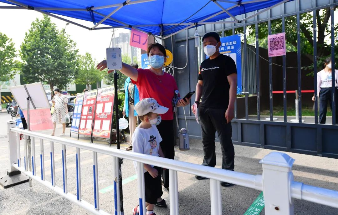 ▲6月19日,大兴瀛海镇金域东郡社区,居民在小区入口自觉测温扫码。新京报记者 李木易 摄