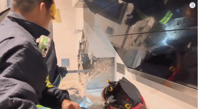 惊险!捉迷藏躲猫猫,8岁男孩从25楼烟道坠下休闲区蓝鸢梦想 - Www.slyday.coM 惊险!捉迷藏躲猫猫,8岁男孩从25楼烟道坠下休闲区蓝鸢梦想 - Www.slyday.coM