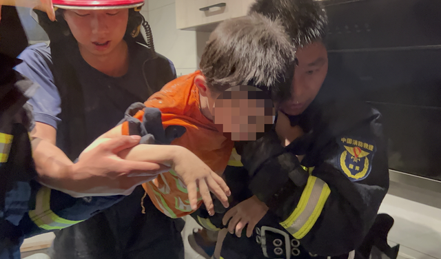 惊险!捉迷藏躲猫猫,8岁男孩从25楼烟道坠下休闲区蓝鸢梦想 - Www.slyday.coM 惊险!捉迷藏躲猫猫,8岁男孩从25楼烟道坠下休闲区蓝鸢梦想 - Www.slyday.coM