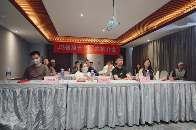 曾经登上春晚舞台的花式蹦床扣篮队要从北京走向全国休闲区蓝鸢梦想 - Www.slyday.coM 曾经登上春晚舞台的花式蹦床扣篮队要从北京走向全国休闲区蓝鸢梦想 - Www.slyday.coM