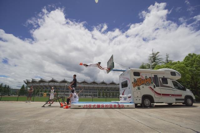 曾经登上春晚舞台的花式蹦床扣篮队要从北京走向全国休闲区蓝鸢梦想 - Www.slyday.coM 曾经登上春晚舞台的花式蹦床扣篮队要从北京走向全国休闲区蓝鸢梦想 - Www.slyday.coM