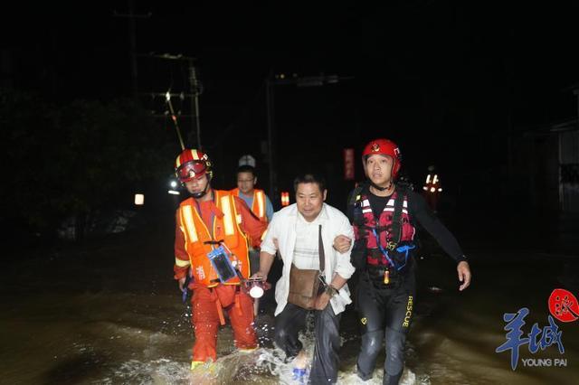 「多图」夜战洪水!救援力量坚守英德抗洪一线,居民安全转移休闲区蓝鸢梦想 - Www.slyday.coM 「多图」夜战洪水!救援力量坚守英德抗洪一线,居民安全转移休闲区蓝鸢梦想 - Www.slyday.coM