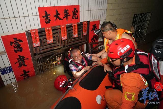 「多图」夜战洪水!救援力量坚守英德抗洪一线,居民安全转移休闲区蓝鸢梦想 - Www.slyday.coM 「多图」夜战洪水!救援力量坚守英德抗洪一线,居民安全转移休闲区蓝鸢梦想 - Www.slyday.coM