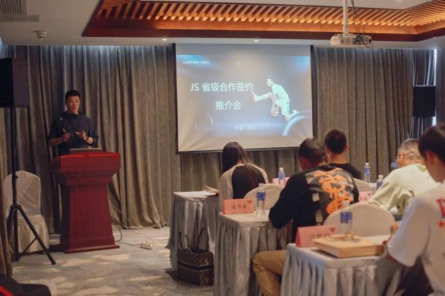 曾经登上春晚舞台的花式蹦床扣篮队要从北京走向全国休闲区蓝鸢梦想 - Www.slyday.coM 曾经登上春晚舞台的花式蹦床扣篮队要从北京走向全国休闲区蓝鸢梦想 - Www.slyday.coM