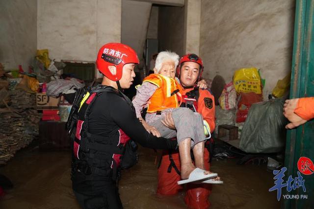 「多图」夜战洪水!救援力量坚守英德抗洪一线,居民安全转移休闲区蓝鸢梦想 - Www.slyday.coM 「多图」夜战洪水!救援力量坚守英德抗洪一线,居民安全转移休闲区蓝鸢梦想 - Www.slyday.coM