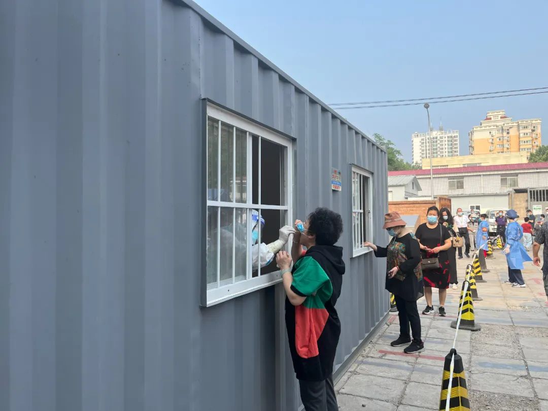 ▲6月20日,丰台区青塔街道民岳家园社区居民进行核酸检测。新京报记者 陶冉 摄
