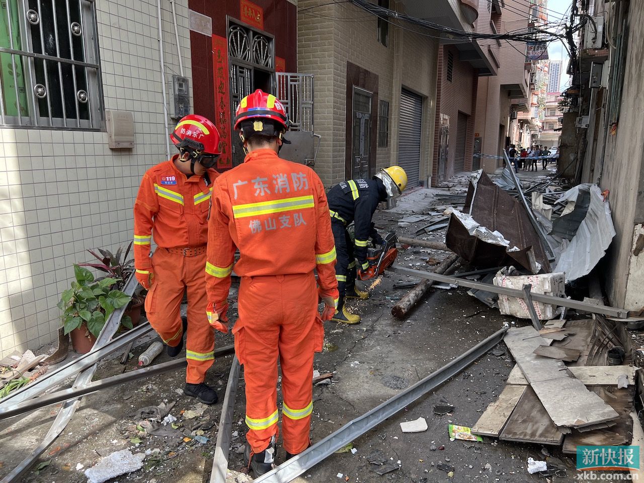 广东佛山:龙卷风袭击致多辆私家车被压 消防紧急处置休闲区蓝鸢梦想 - Www.slyday.coM 广东佛山:龙卷风袭击致多辆私家车被压 消防紧急处置休闲区蓝鸢梦想 - Www.slyday.coM