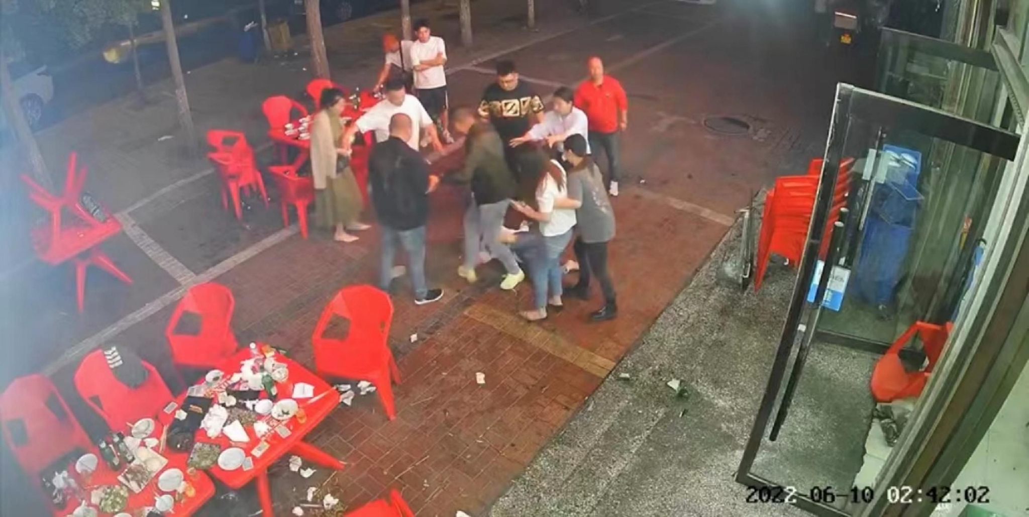 ▲监控显示,几名嫌疑人将被害女子拖至店外继续施暴。监控视频截图